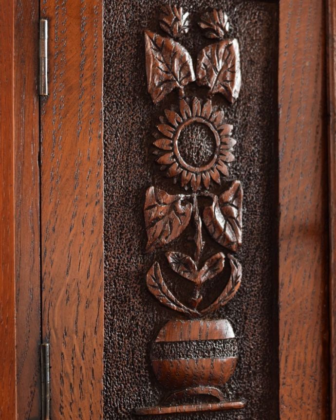 アンティークのキャビネット アンティーク家具 ウォールキャビネット フランスらしい彫りフランスらしさの象徴とも言える、優雅な彫りの装飾。(q-2235-f)