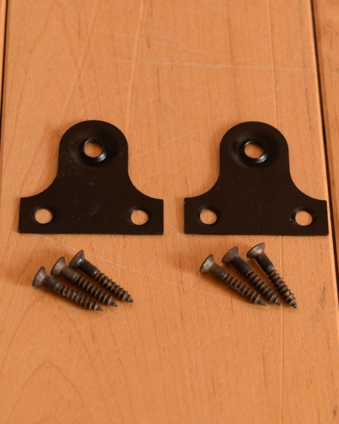 アンティークのキャビネット アンティーク家具 ウォールキャビネット 壁に取り付けできます背中部分にフックを付けて壁にカンタンに取り付け出来るようにしました。(q-2235-f)