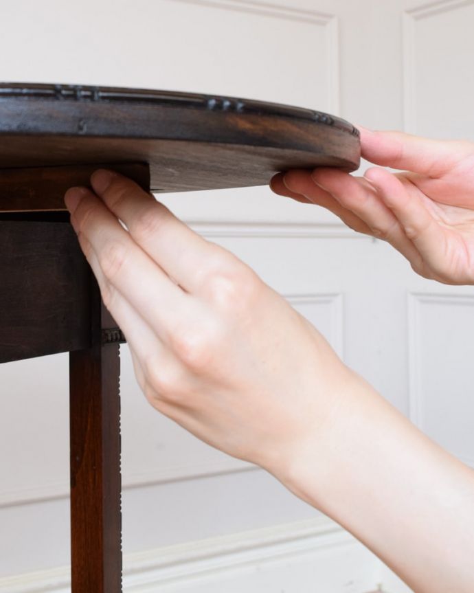 アンティークのワゴン・トローリー アンティーク家具 トロリー あっという間に大きくなります天板を持ち上げて下にあるバーを引っぱりだせば、あっという間に大きな作業台に。(q-2236-f)