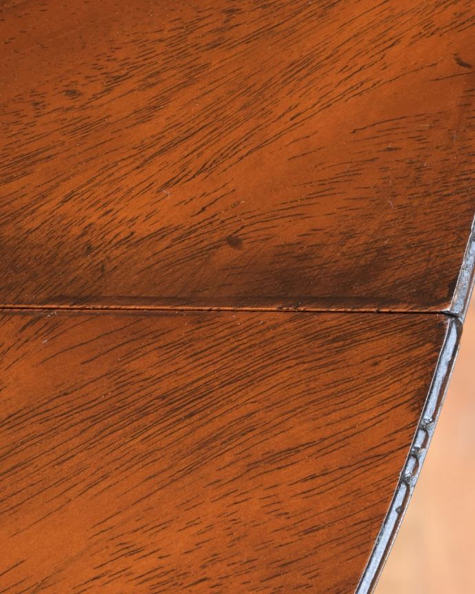 アンティークのワゴン・トローリー アンティーク家具 トロリー 近づいてみると・・・修復にもいろんな方法がありますが、Handleでは塗装にこだわって古い塗装を剥離して再塗装していますのでピカピカです。(q-2236-f)