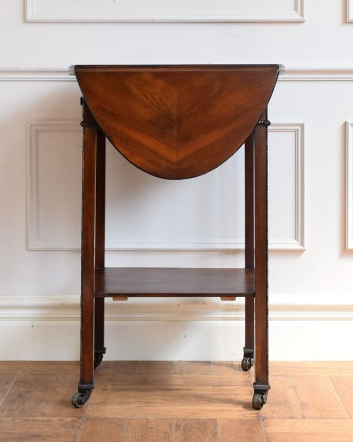 アンティークのワゴン・トローリー アンティーク家具 トロリー 360度、どこから見てもキレイアンティークは新品ではないので、もちろん経年変化によるキズはありますが、専門の職人がキレイにお直しをしているので、どの角度から見てもキレイです。(q-2236-f)