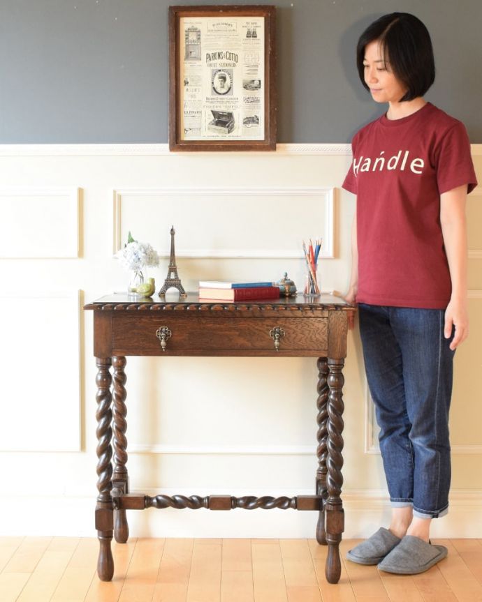 アンティークのテーブル アンティーク家具 ホールテーブル 便利に使えるコンパクトサイズのテーブル「オケージョナル」とは「便利に使える」と言う意味。(q-2237-f)