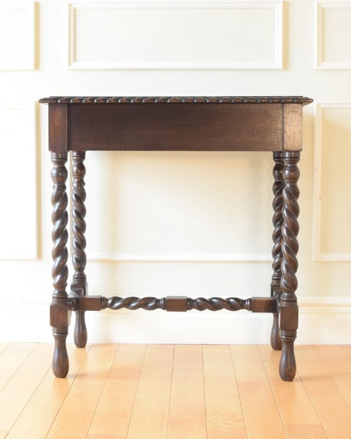 アンティークのテーブル アンティーク家具 ホールテーブル 後ろ姿にも自信がありますアンティークは新品ではないので経年変化によるキズはありますが、専門の職人がしっかり修復したので、後ろから見てもキレイです。(q-2237-f)