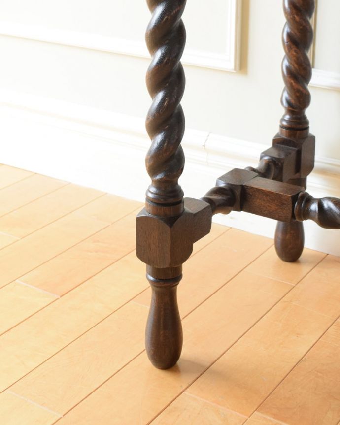 アンティークのテーブル アンティーク家具 ホールテーブル 持ち上げなくても大丈夫!Handleのアンティークは、脚の裏にフェルトキーパーをお付けしています。(q-2237-f)