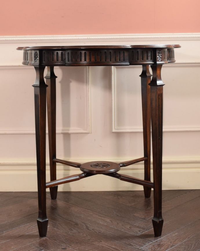 アンティークのテーブル　アンティーク家具　ティーテーブル　クルッと回転。(q-2239-f)