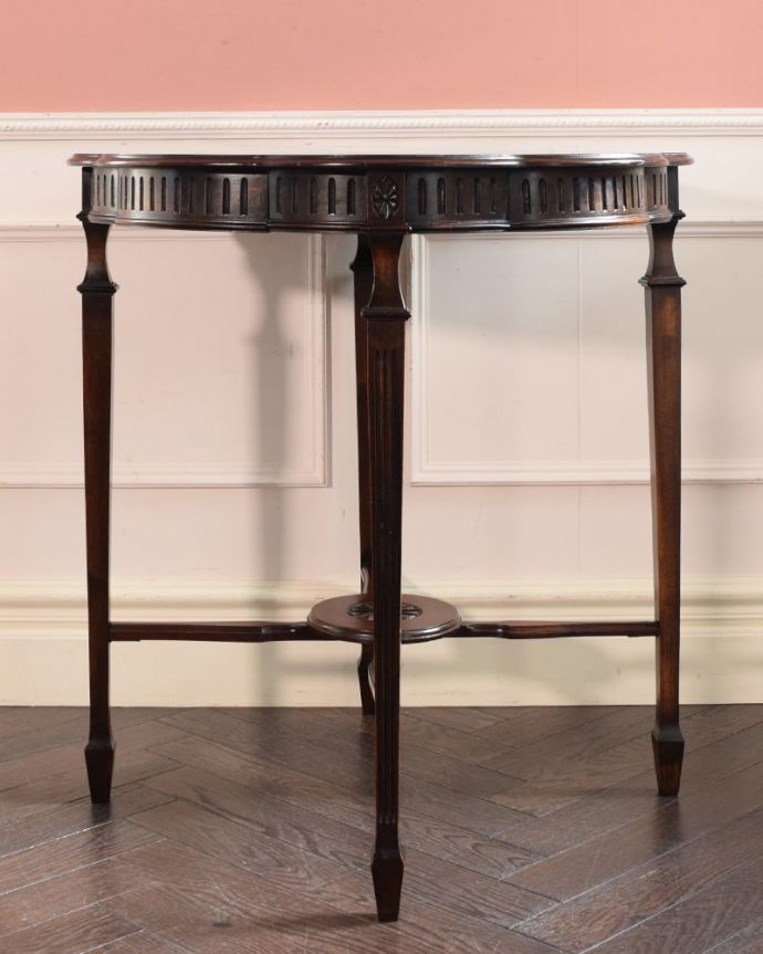 アンティークのテーブル　アンティーク家具　ティーテーブル　しっかり修復しました！アンティークは新品ではないので、もちろん経年変化によるキズはありますが、専門の職人がしっかり修復してあるのでキレイです。(q-2239-f)