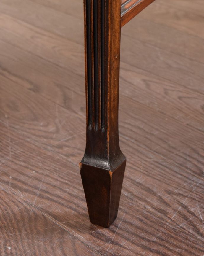 アンティークのテーブル　アンティーク家具　ティーテーブル　持ち上げなくても大丈夫！Handleのアンティークは、脚の裏にフェルトキーパーをお付けしています。(q-2239-f)