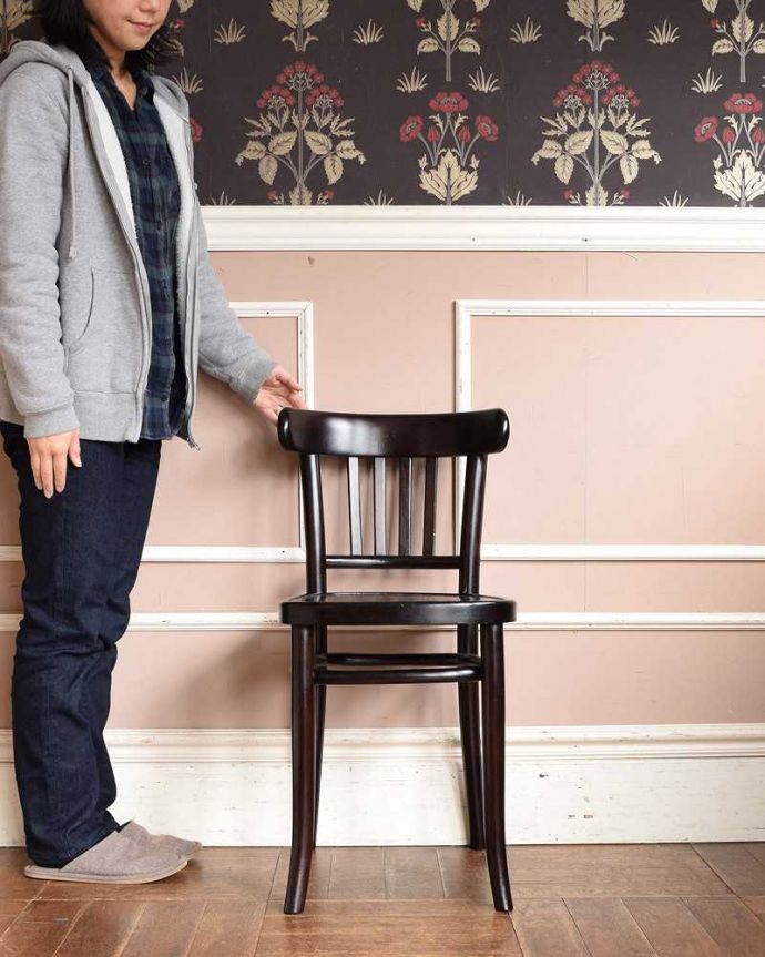 ベントウッドチェア　アンティーク チェア　背もたれの曲木が美しい英国輸入の椅子、アンティークのベントウッドチェア。一本の木をぐにゅっと曲げたベントウッドチェア背もたれのデザインが特長のベントウッドチェア。(q-224-c)