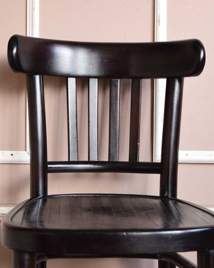 ベントウッドチェア　アンティーク チェア　背もたれの曲木が美しい英国輸入の椅子、アンティークのベントウッドチェア。美しいだけじゃなくて強い！背もたれは木を切り出しているのではなく、1本の木材を蒸気で蒸して曲げているので、繊維が断ち切られず粘りがあって丈夫なんです。(q-224-c)