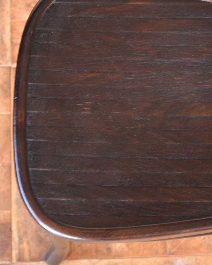 ベントウッドチェア　アンティーク チェア　背もたれの曲木が美しい英国輸入の椅子、アンティークのベントウッドチェア。近くで見てみるとそれぞれ模様が違うベントウッドチェアの座面。(q-224-c)