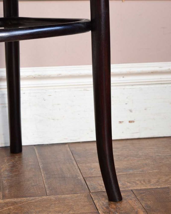 ベントウッドチェア　アンティーク チェア　背もたれの曲木が美しい英国輸入の椅子、アンティークのベントウッドチェア。移動もラクラクHandleのアンティークチェアの脚の裏には、フェルトキーパーをお付けしていますので、床を滑らせてお使い頂けます。(q-224-c)