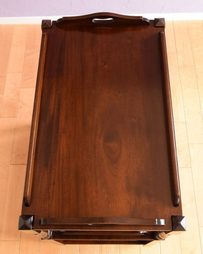 アンティークのワゴン・トローリー アンティーク家具 (トレイ付)トロリー 上から見るとこんな形です修復にもいろんな方法がありますが、Handleではこだわって仕上げています。(q-2240-f)