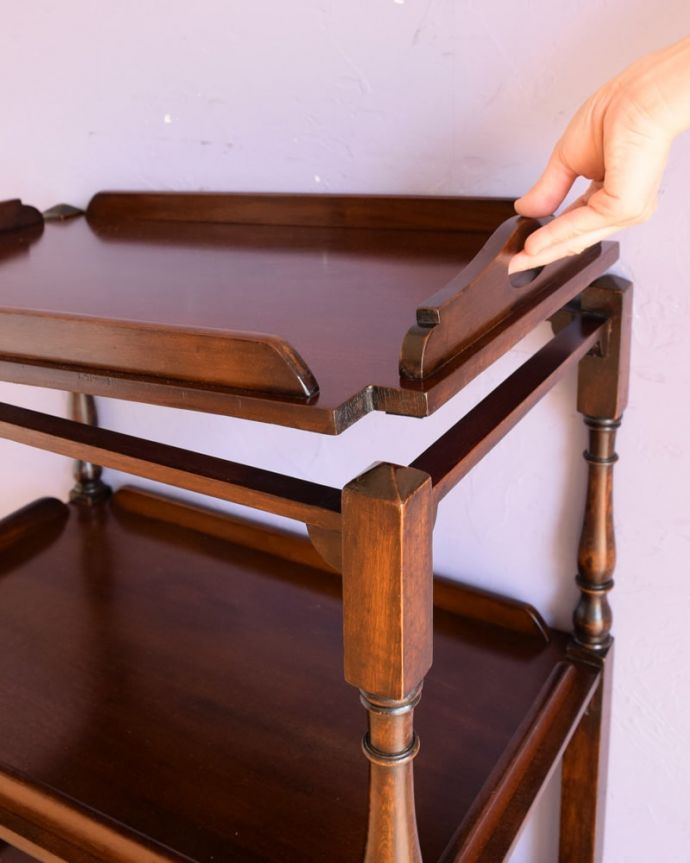 アンティークのワゴン・トローリー アンティーク家具 (トレイ付)トロリー トレイ付きになっていますお皿などを置いて盛り付け、食卓へ運ぶときも手軽で便利です。(q-2240-f)