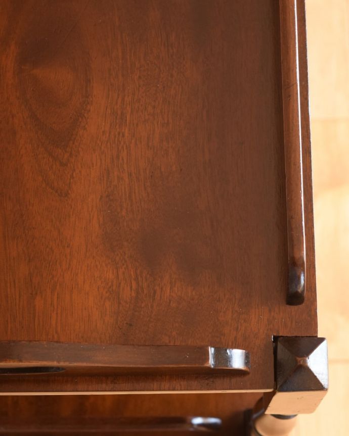 アンティークのワゴン・トローリー アンティーク家具 (トレイ付)トロリー 近づいてみると・・・修復にもいろんな方法がありますが、Handleでは塗装にこだわって古い塗装を剥離して再塗装していますのでピカピカです。(q-2240-f)