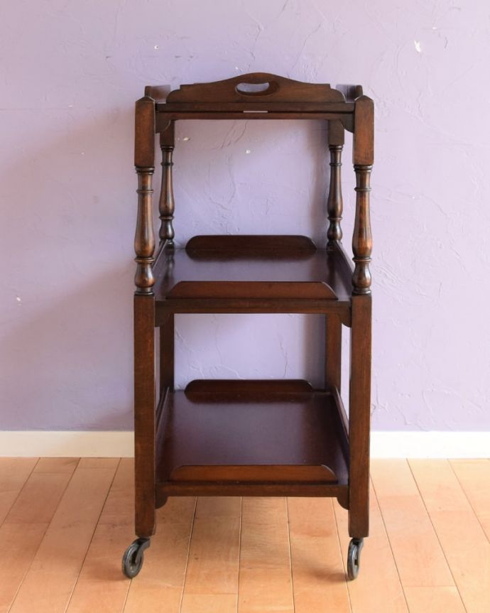 アンティークのワゴン・トローリー アンティーク家具 (トレイ付)トロリー キッチンだけじゃもったいない!アンティークのワゴンはデザインもキレイなので、キッチン用として使うだけじゃなく、家具としていろいろ使えます。(q-2240-f)