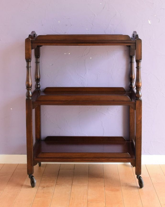 アンティークのワゴン・トローリー アンティーク家具 (トレイ付)トロリー 360度、どこから見てもキレイアンティークは新品ではないので、もちろん経年変化によるキズはありますが、専門の職人がキレイにお直しをしているので、どの角度から見てもキレイです。(q-2240-f)