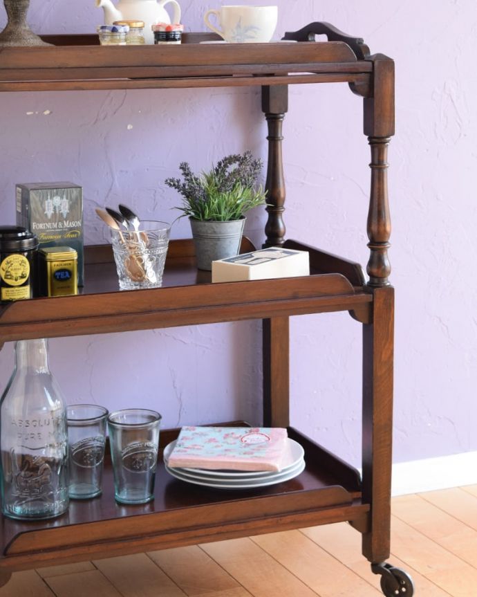 アンティークのワゴン・トローリー アンティーク家具 (トレイ付)トロリー アンティークのワゴンは使い方が自由自在簡単に移動が出来るワゴン。(q-2240-f)