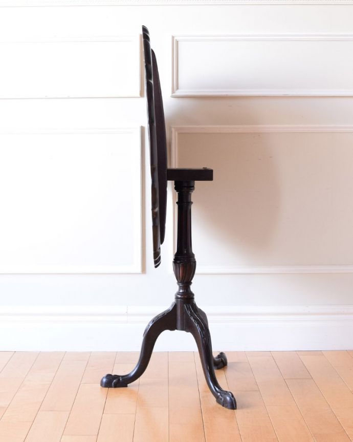 アンティークのテーブル アンティーク家具 ティルトップテーブル 横から見ると・・・よく分かるでしょう〜!使わないときはこんな風にコンパクトに収納できるので便利なんです。(q-2241-f)