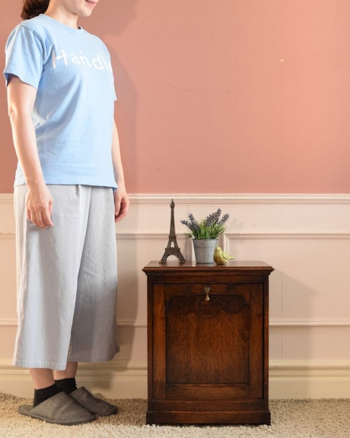 アンティークのキャビネット　アンティーク家具　ベッドサイドに置いて使えるアンティーク家具、ツイストがキレイなペディスタル カップボード。高級感がある女性らしい優しいシルエットどんな場所にも置けるコンパクトなサイズ。(q-1623-f)