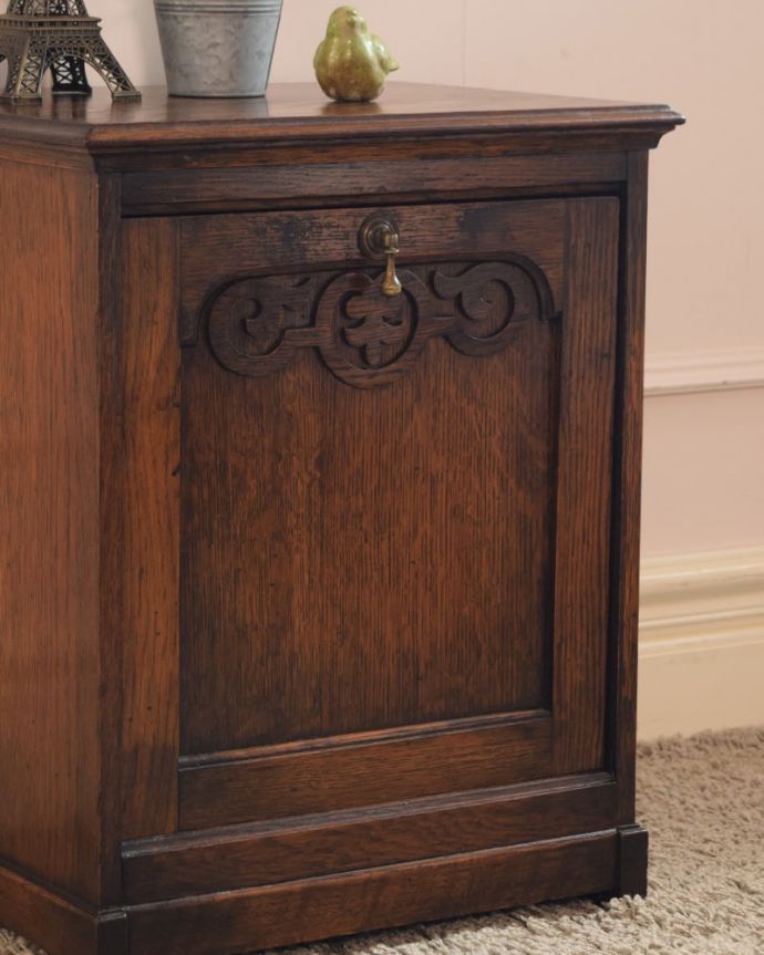 アンティークのキャビネット　アンティーク家具　コールボックス　気品漂う木目の美しさしっとりとした大人の雰囲気を醸し出す小さなキャビネットは木目の美しさが自慢です。(q-2242-f)