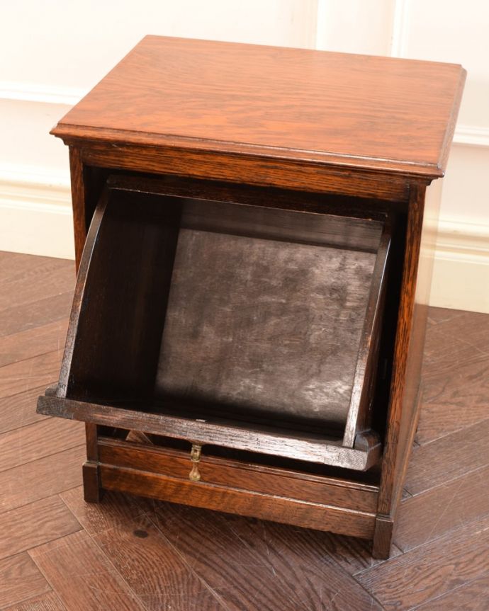 アンティークのキャビネット　アンティーク家具　コールボックス　扉を開けて中を見てみると…職人がキレイに修復したので、扉の中もキレイです。(q-2242-f)