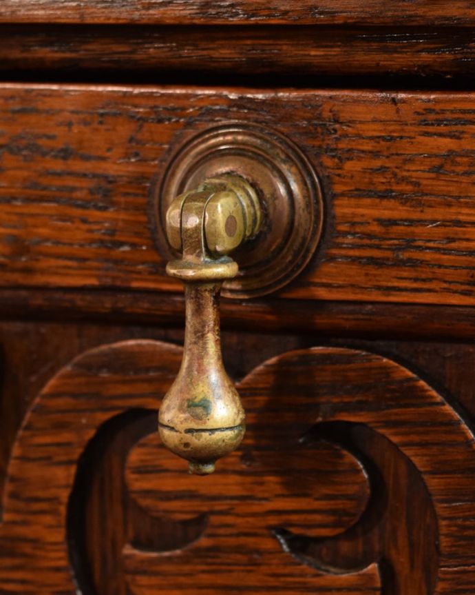 アンティークのキャビネット　アンティーク家具　コールボックス　アクセサリーの様な取っ手。(q-2242-f)