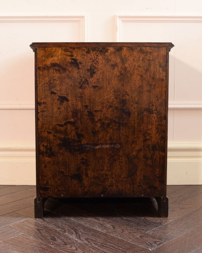 アンティークのキャビネット　アンティーク家具　コールボックス　後ろ姿にも注目！アンティークは新品ではないので、経年変化によるキズはありますが、専門の職人がキレイにお直しをしているので、後ろ姿もキレイです。(q-2242-f)