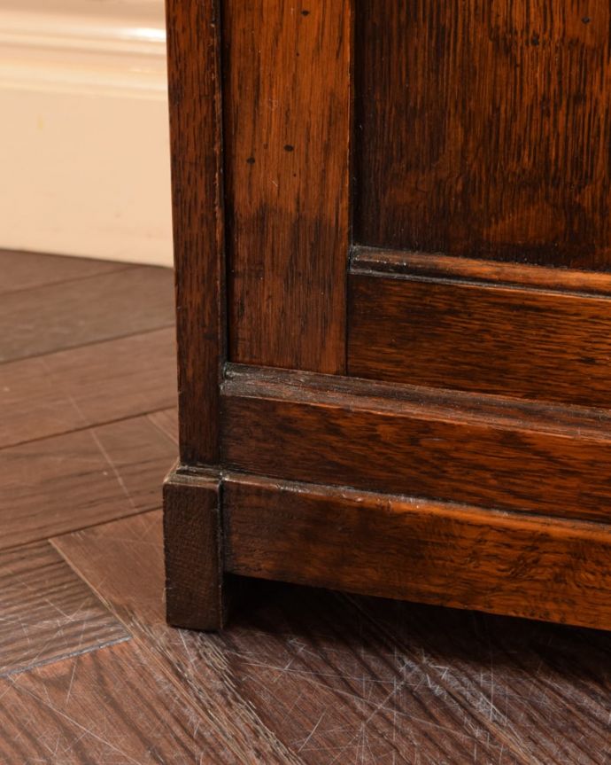 アンティークのキャビネット　アンティーク家具　コールボックス　女性１人でもラクに運べちゃうヒミツHandleのアンティークは、脚の裏にフェルトキーパーをお付けしているので、床を滑らせれば女性でも移動がカンタンに出来ます！。(q-2242-f)