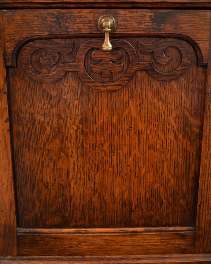 アンティークのキャビネット　アンティーク家具　コールボックス　惚れ惚れするような美しさとっても堅い無垢材に一体どうやって彫っていったんでしょう？アンティークらしく細かい彫りを眺めているだけでうっとりしてしまいます。(q-2242-f)