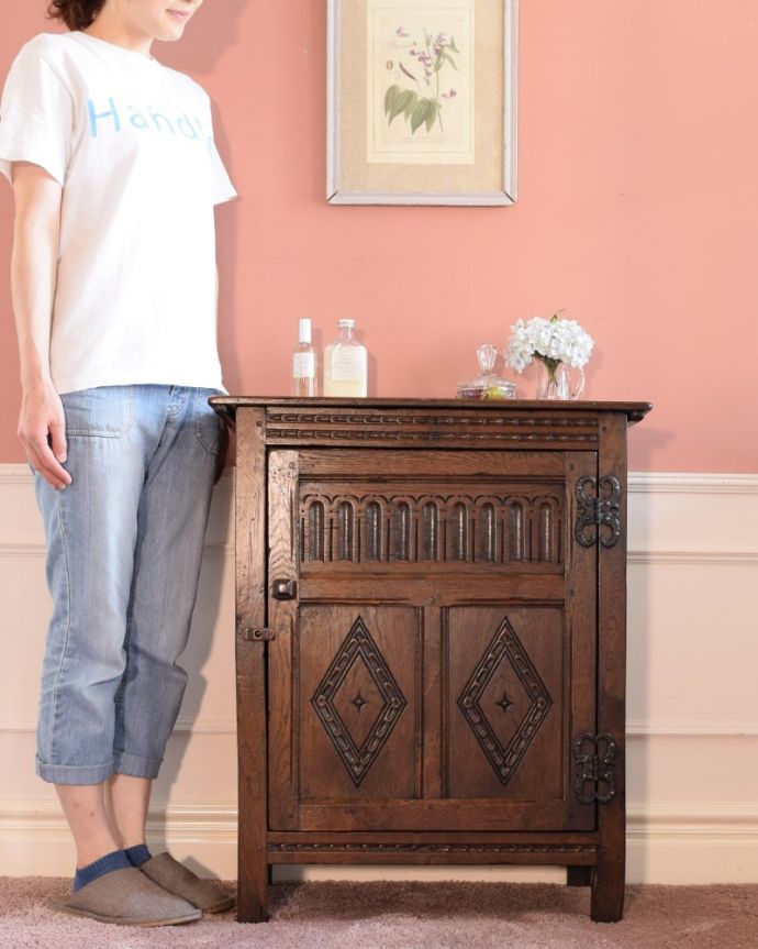 アンティークのキャビネット　アンティーク家具　カップボード　引き出しと扉、両方の収納が付いた便利な家具もともとベッドサイドに置いてカップ＆ソーサーを収納するために作られたカップボードチェスト。(q-2243-f)