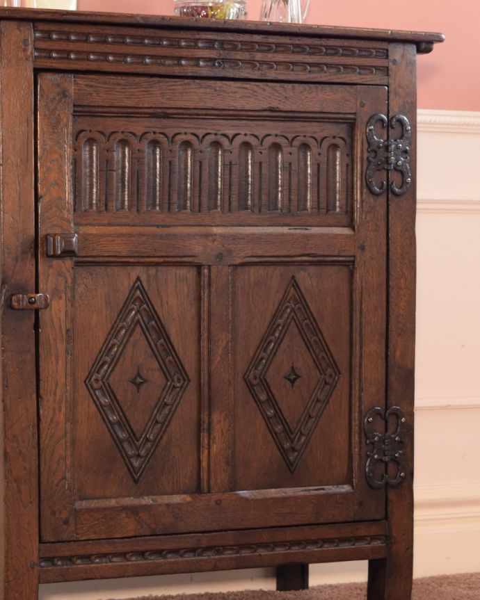 アンティークのキャビネット　アンティーク家具　カップボード　重厚な英国アンティークらしい雰囲気ドッシリとした木目は、現代では手に入れることが出来ないアンティークらしい部分。(q-2243-f)