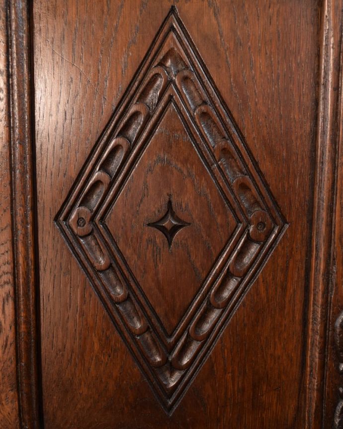 アンティークのキャビネット　アンティーク家具　カップボード　惚れ惚れするような美しさとっても堅い無垢材に一体どうやって彫っていったんでしょう？アンティークらしく細かい彫りを眺めているだけでうっとりしてしまいます。(q-2243-f)