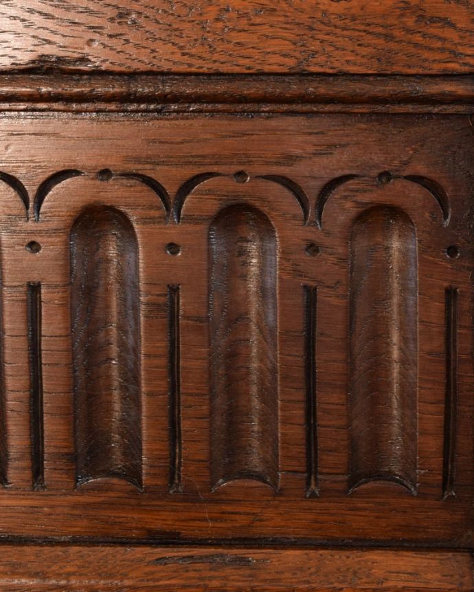 アンティークのキャビネット　アンティーク家具　カップボード　至る所に繊細な彫いろんな彫のデザインがありますが、個人的に美しいと思える女性らしく優雅なデザインを選んできました。(q-2243-f)