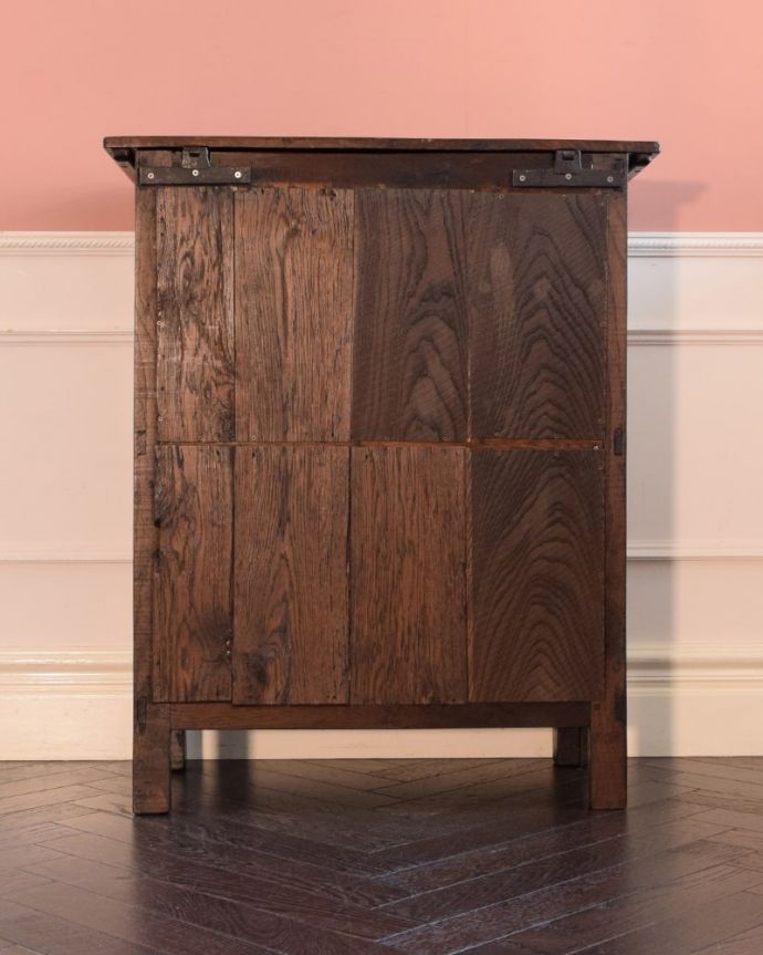 アンティークのキャビネット　アンティーク家具　カップボード　後ろ姿にも自信がありますアンティークは新品ではないので経年変化によるキズはありますが、専門の職人が修復したので後ろ姿までキレイです。(q-2243-f)