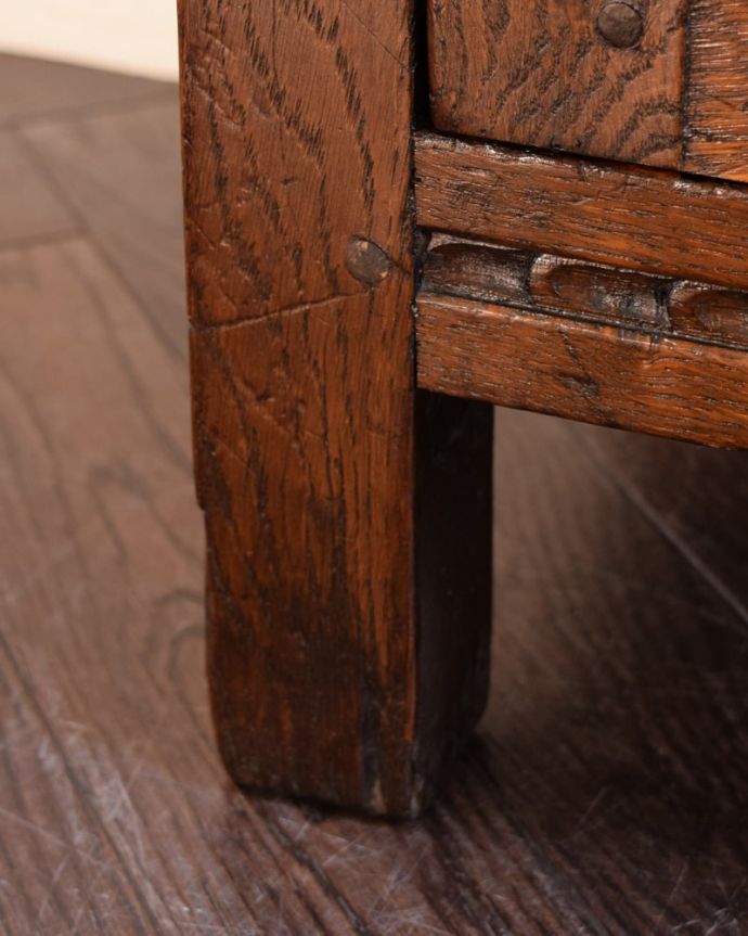 アンティークのキャビネット　アンティーク家具　カップボード　女性１人でラクラク運べちゃうんですHandleのアンティークは、脚の裏にフェルトキーパーをお付けしています。(q-2243-f)