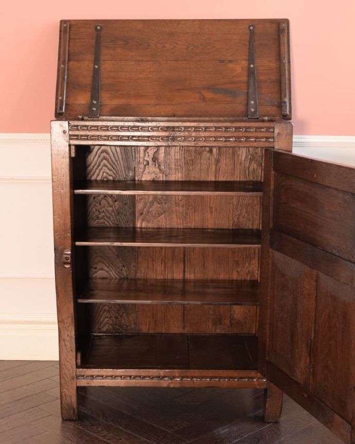 アンティークのキャビネット　アンティーク家具　カップボード　扉の中はこんな感じ 修復しました扉の中の収納はこんな感じになっています。(q-2243-f)