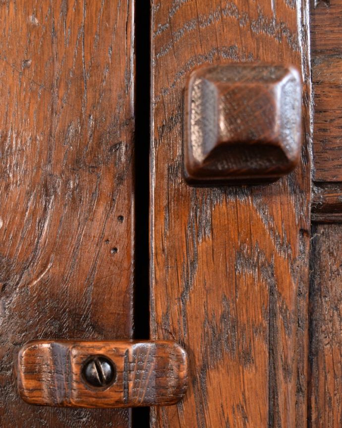 アンティークのキャビネット　アンティーク家具　カップボード　開ける度になんだかワクワク取っ手のデザインにもこだわりが。(q-2243-f)
