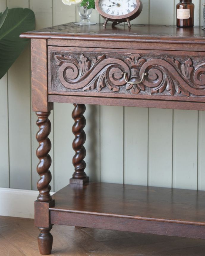 アンティークのテーブル　アンティーク家具　ホールテーブル　間違いなし！英国アンティーク定番のデザインクルックルッとしなやかに巻かれた女性らしいデザインが印象的なツイスト脚。(q-2244-f)