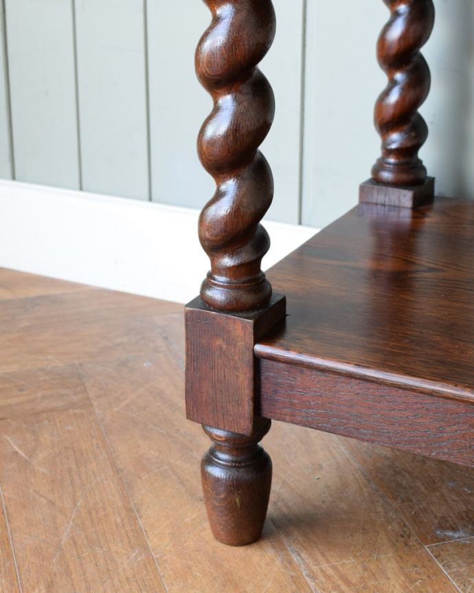 アンティークのテーブル　アンティーク家具　ホールテーブル　持ち上げなくても大丈夫！Handleのアンティークは、脚の裏にフェルトキーパーをお付けしています。(q-2244-f)