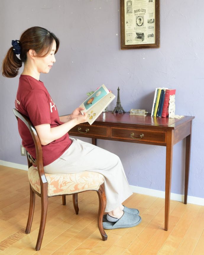 いろんな用途で使えるアンティークのテーブル