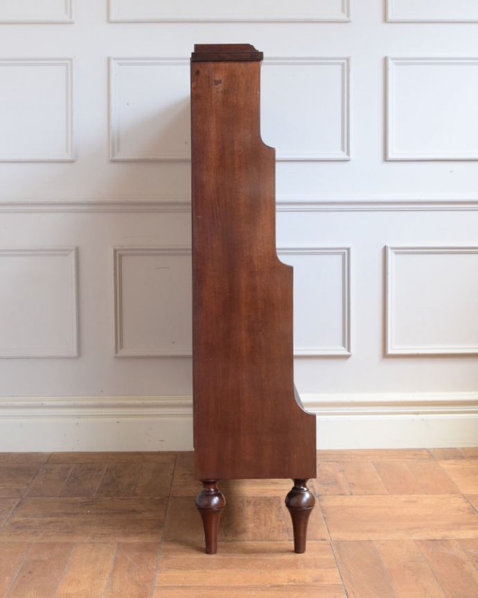 アンティークのキャビネット　アンティーク家具　ブックシェルフ　横から見ても素敵なんですもちろん、横から見てもキレイに仕上がっているので、いろんな場所に置いて使って下さい。(q-2246-f)