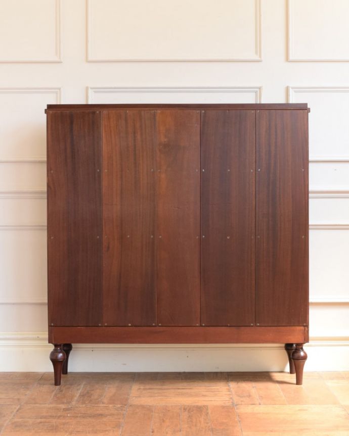 アンティークのキャビネット　アンティーク家具　ブックシェルフ　キレイに修復しましたアンティークは新品ではないので、経年変化によるキズはありますが、専門の職人がキレイにお直しをしているので、後姿までキレイです。(q-2246-f)