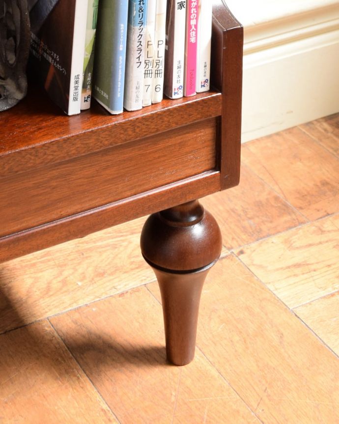 アンティークのキャビネット　アンティーク家具　ブックシェルフ　女性１人でラクラク運べちゃうんですHandleのアンティークは、脚の裏にフェルトキーパーをお付けしています。(q-2246-f)