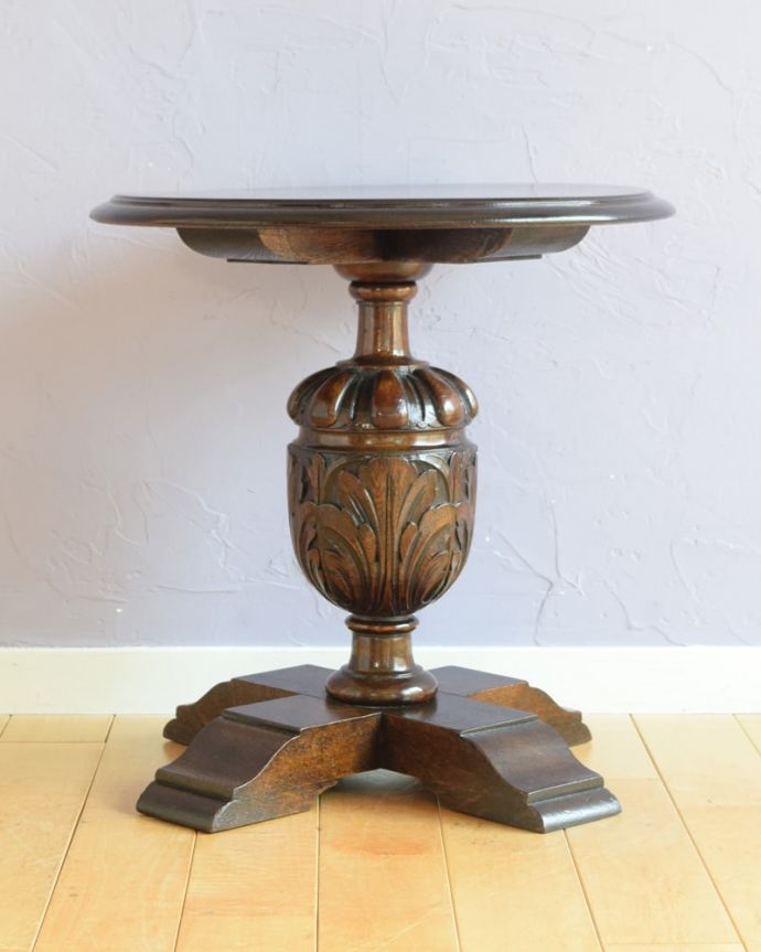 アンティークテーブルの横顔