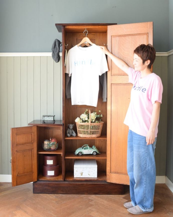 アンティークのキャビネット アンティーク家具 ホールローブ 今日は何を着ようかな?お出かけ前のひとときも、このワードローブがあれば、さらに楽しい時間になります。(q-2248-f)