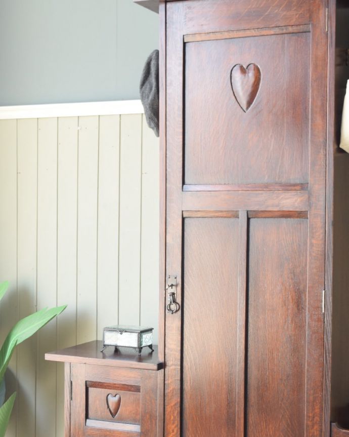 アンティークのキャビネット アンティーク家具 ホールローブ アンティークらしい装飾が魅力サイズの大きい家具だからこそ、やっぱり美しい装飾がアンティークの魅力。(q-2248-f)