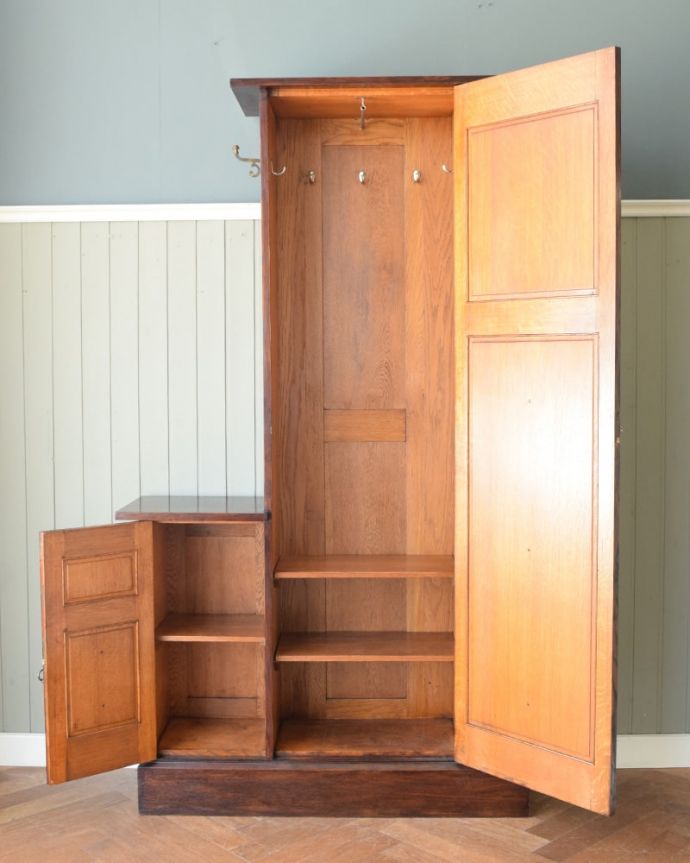 アンティークのキャビネット アンティーク家具 ホールローブ 扉を開けて中を見ると・・・こんな感じで、たっぷり収納できます。(q-2248-f)