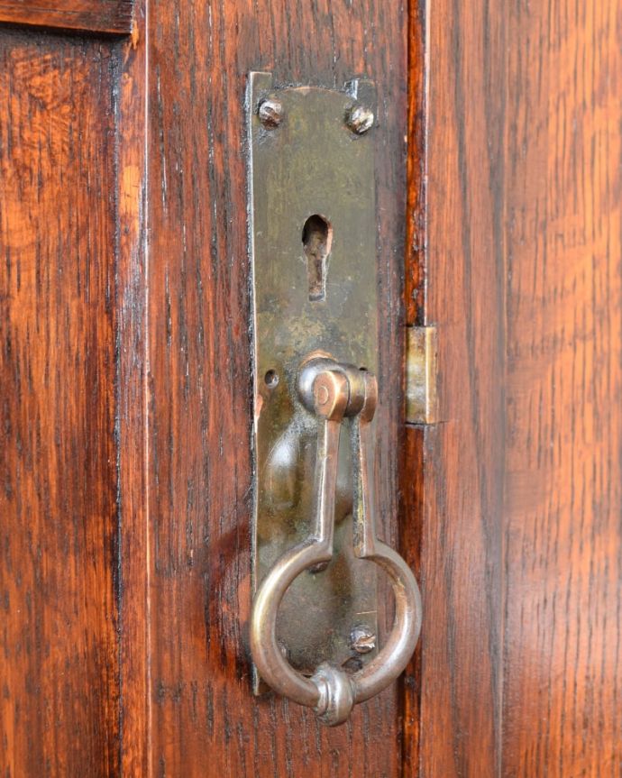 アンティークのキャビネット アンティーク家具 ホールローブ アンティークらしい素敵な取っ手取っ手のデザインも美しい・・・こんなところからもアンティークらしさが感じられます。(q-2248-f)