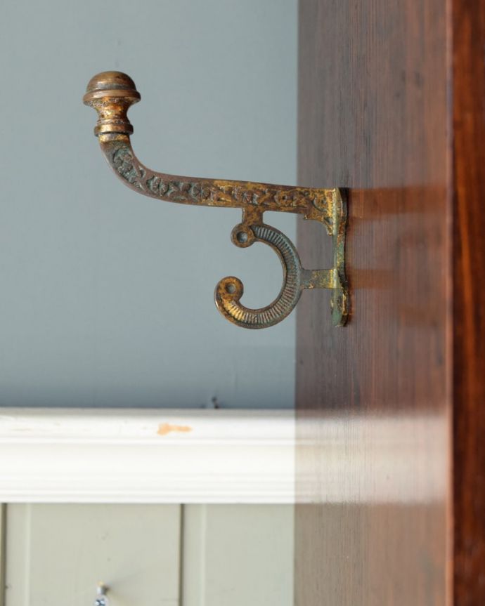 アンティークのキャビネット 【アンティーク家具商品UP用】 ワードローブ/2枚扉以上/片方ポール(orフック)で片方棚板。スライドしますスライド式のハンガーが付いているので、便利に使うことができます。(ht-04-5-5)