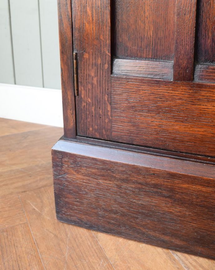 アンティークのキャビネット アンティーク家具 ホールローブ 女性でも運べちゃう理由は・・・Handleのアンティークは、脚の裏にフェルトキーパーをお付けしていますので、重い家具でも床を滑らせて移動出来ます。(q-2248-f)